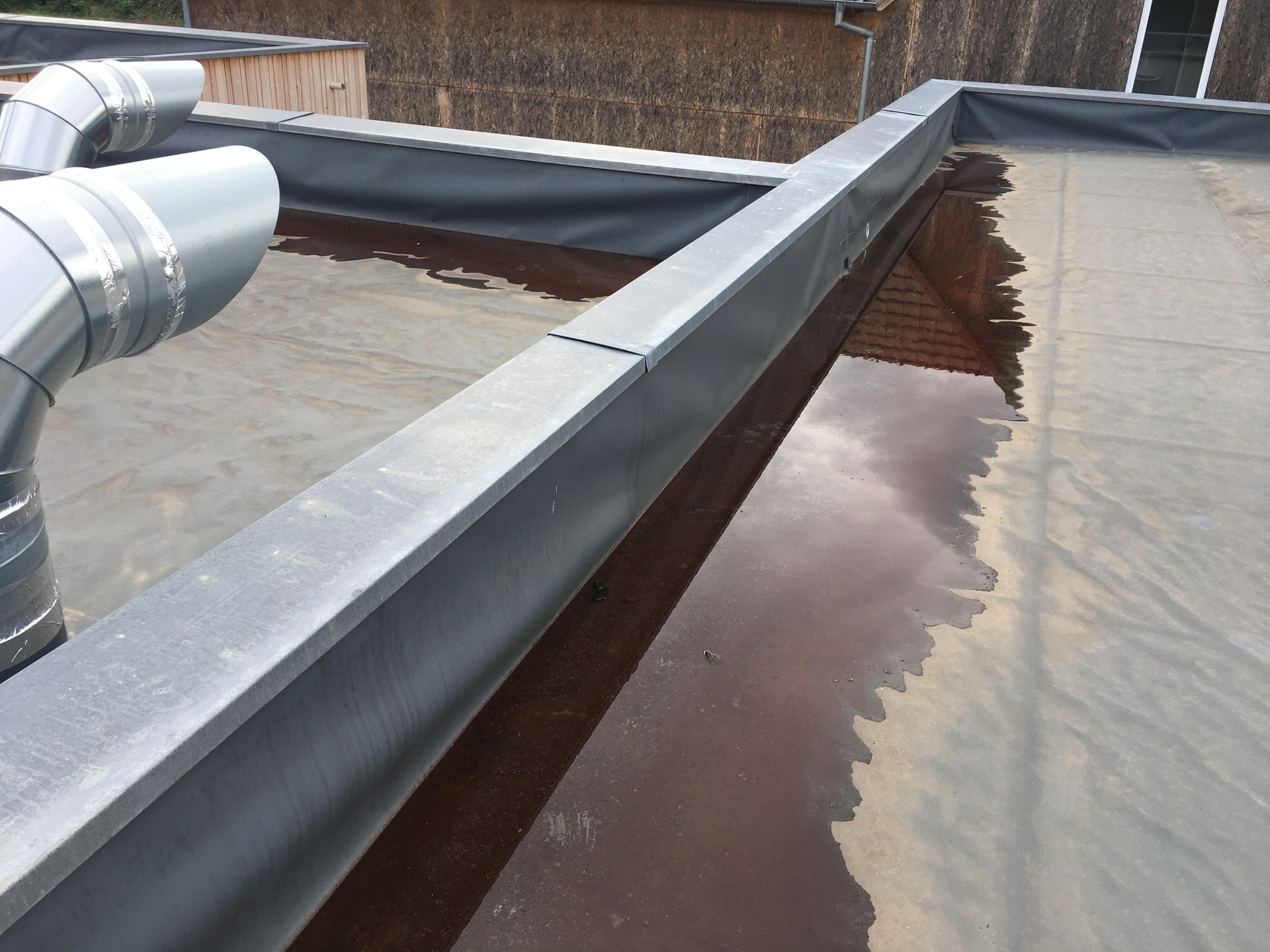 Comment traiter les stagnations d'eau sur une toiture ...